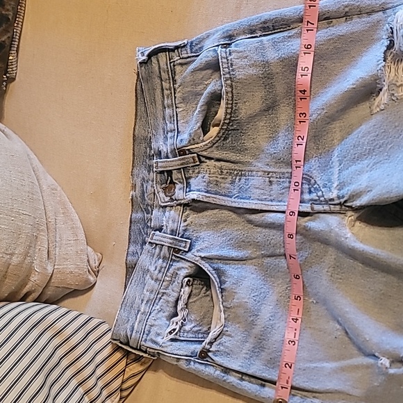 VINTAGE 1990s LEVI 501. BUTTON FLY. DISTRESSED AMAZING OLD PAIR OF JEANS. - Picture 10 of 13